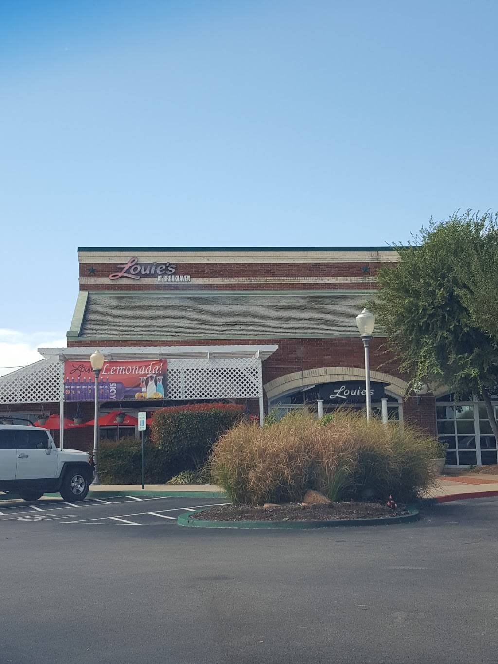 Louies Grill & Bar | restaurant | Brookhaven, 3750 W Robinson St #106, Norman, OK 73072, USA | 4053604386 OR +1 405-360-4386