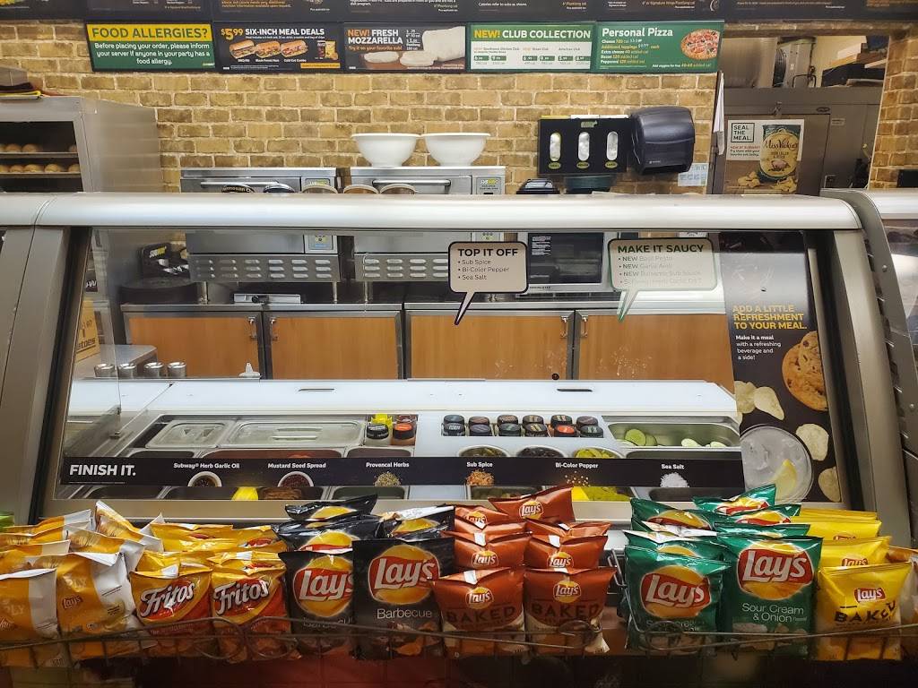Subway | restaurant | 520-528 W Central St, Franklin, MA 02038, USA | 5085280345 OR +1 508-528-0345