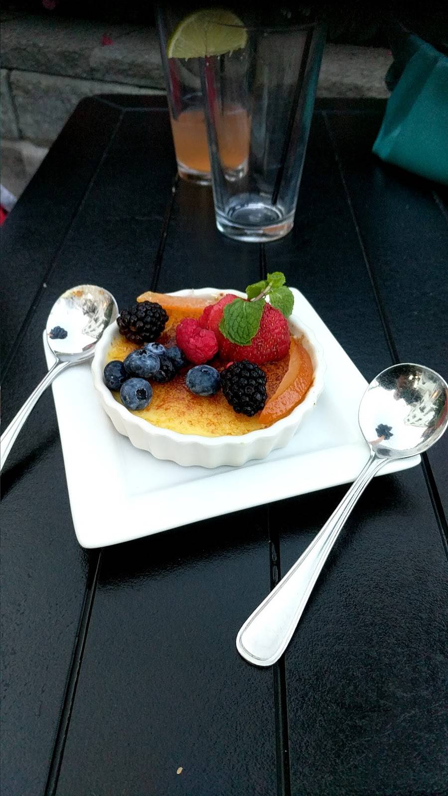 The Bluff Pub | restaurant | 8 Beach St, York, ME 03909, USA | 2073631333 OR +1 207-363-1333