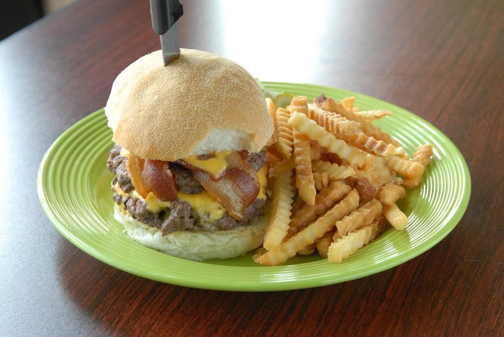 McGeorges Pub | restaurant | 415 George St, De Pere, WI 54115, USA | 9206767677 OR +1 920-676-7677