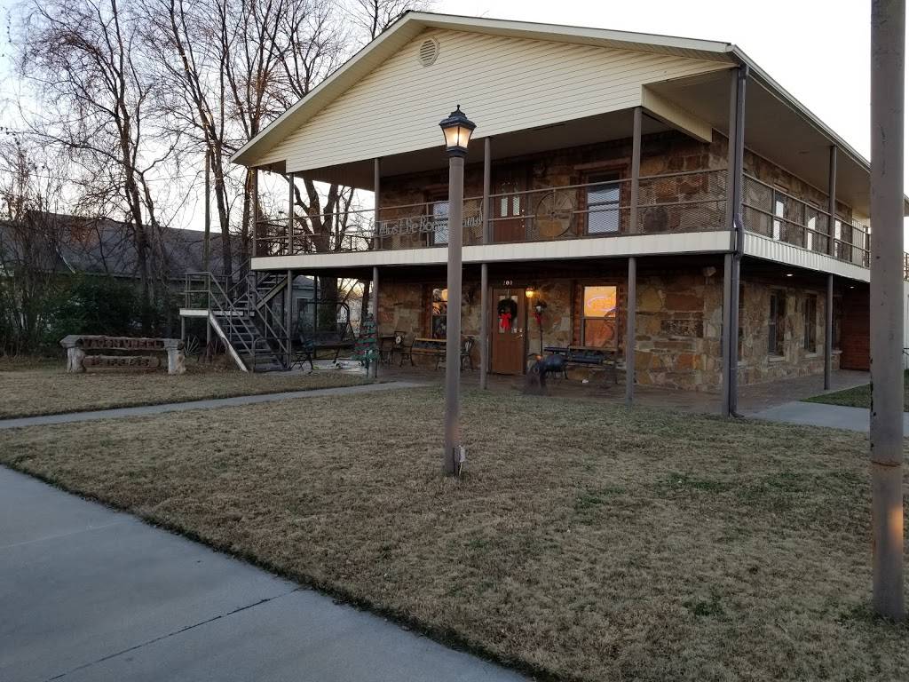 Muldrow’s Wagon Wheel Express | restaurant | 200 S Main St, Muldrow, OK 74948, USA | 9184270755 OR +1 918-427-0755