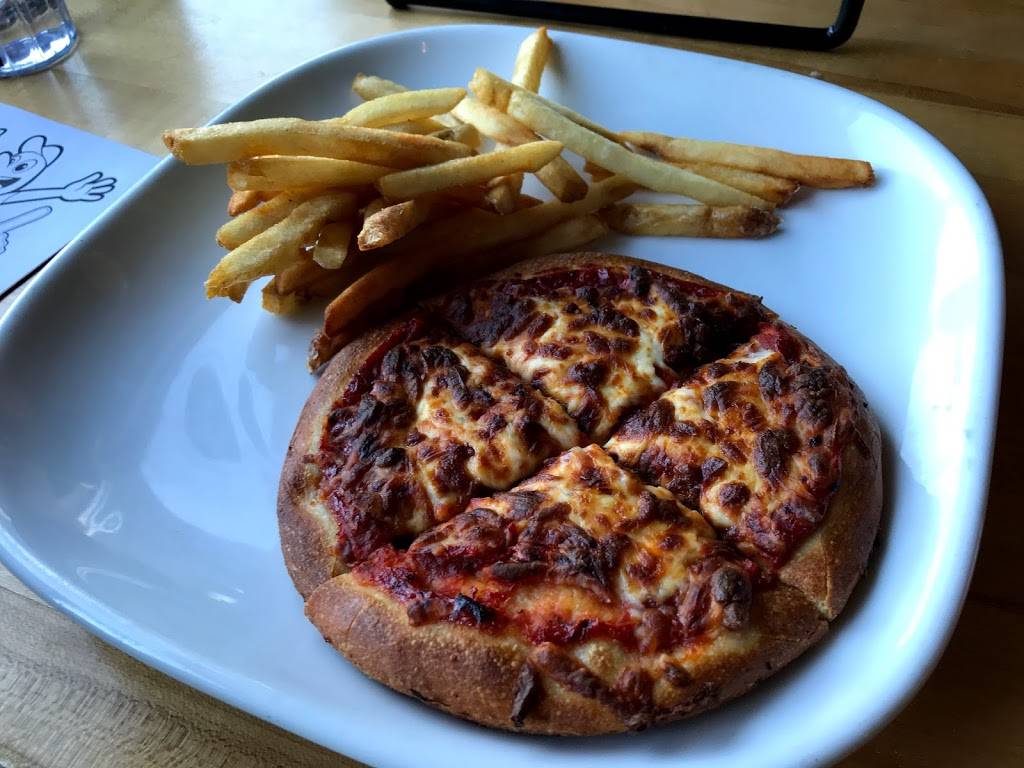 Boston Pizza | restaurant | Centrum Shopping Ctr, 2011 Winston Park Dr, Oakville, ON L6H 6P5, Canada | 9058298370 OR +1 905-829-8370