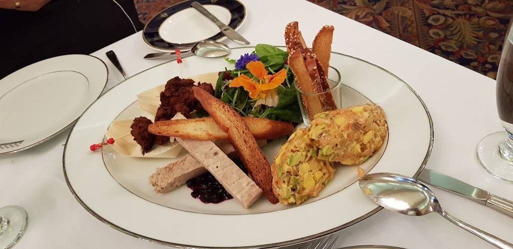 Restaurant Le Parlementaire | restaurant | 1045 Rue des Parlementaires, Québec, QC G1A 1A3, Canada | 4186436640 OR +1 418-643-6640