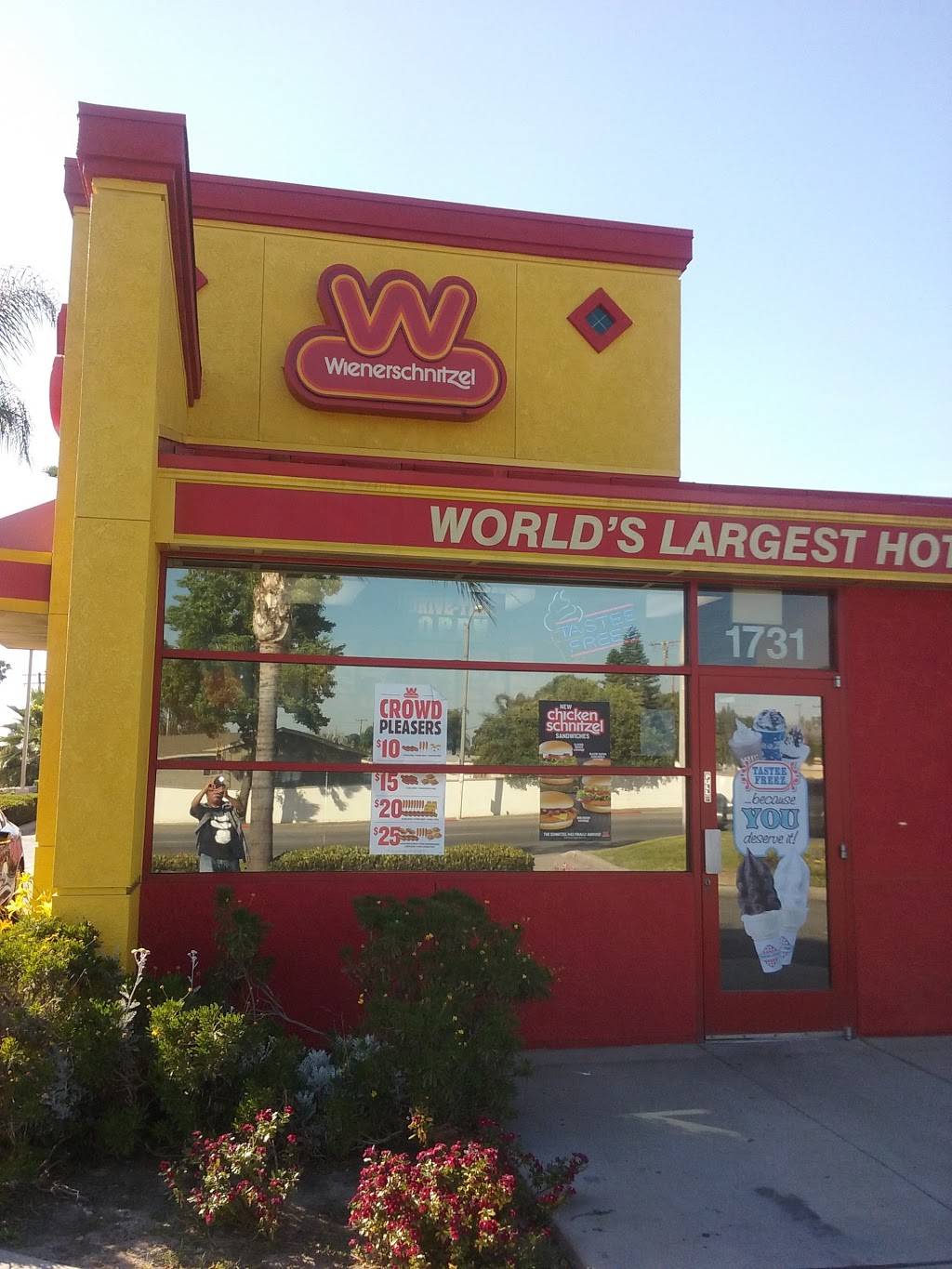 Wienerschnitzel | restaurant | 1731 N Hacienda Blvd, La Puente, CA 91744, USA | 6269172533 OR +1 626-917-2533