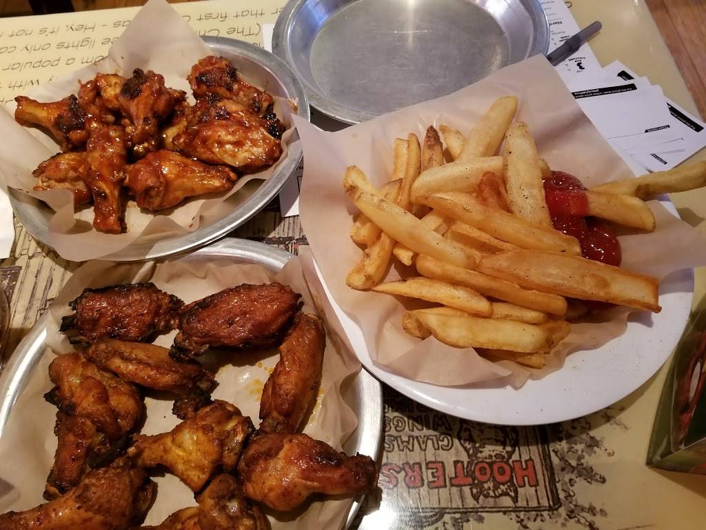 Hooters | meal takeaway | 8050 Kingston Pike, Knoxville, TN 37919, USA | 8656944668 OR +1 865-694-4668