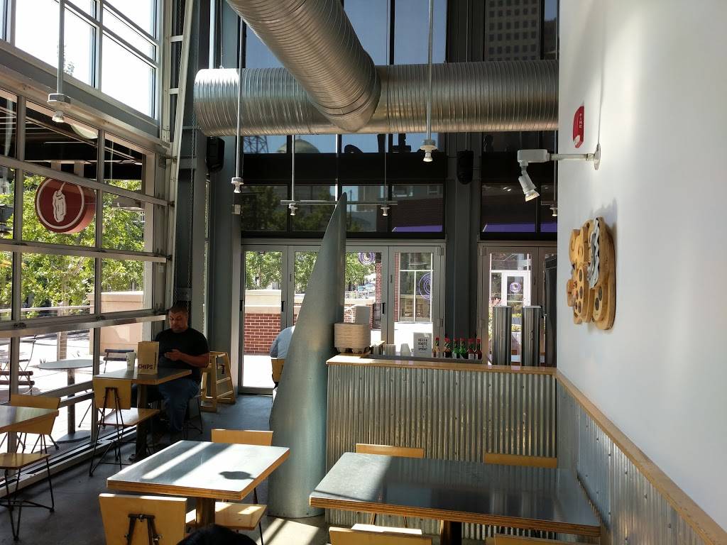 Chipotle Mexican Grill | restaurant | 1370 Walnut St, Kansas City, MO 64106, USA | 8164214342 OR +1 816-421-4342