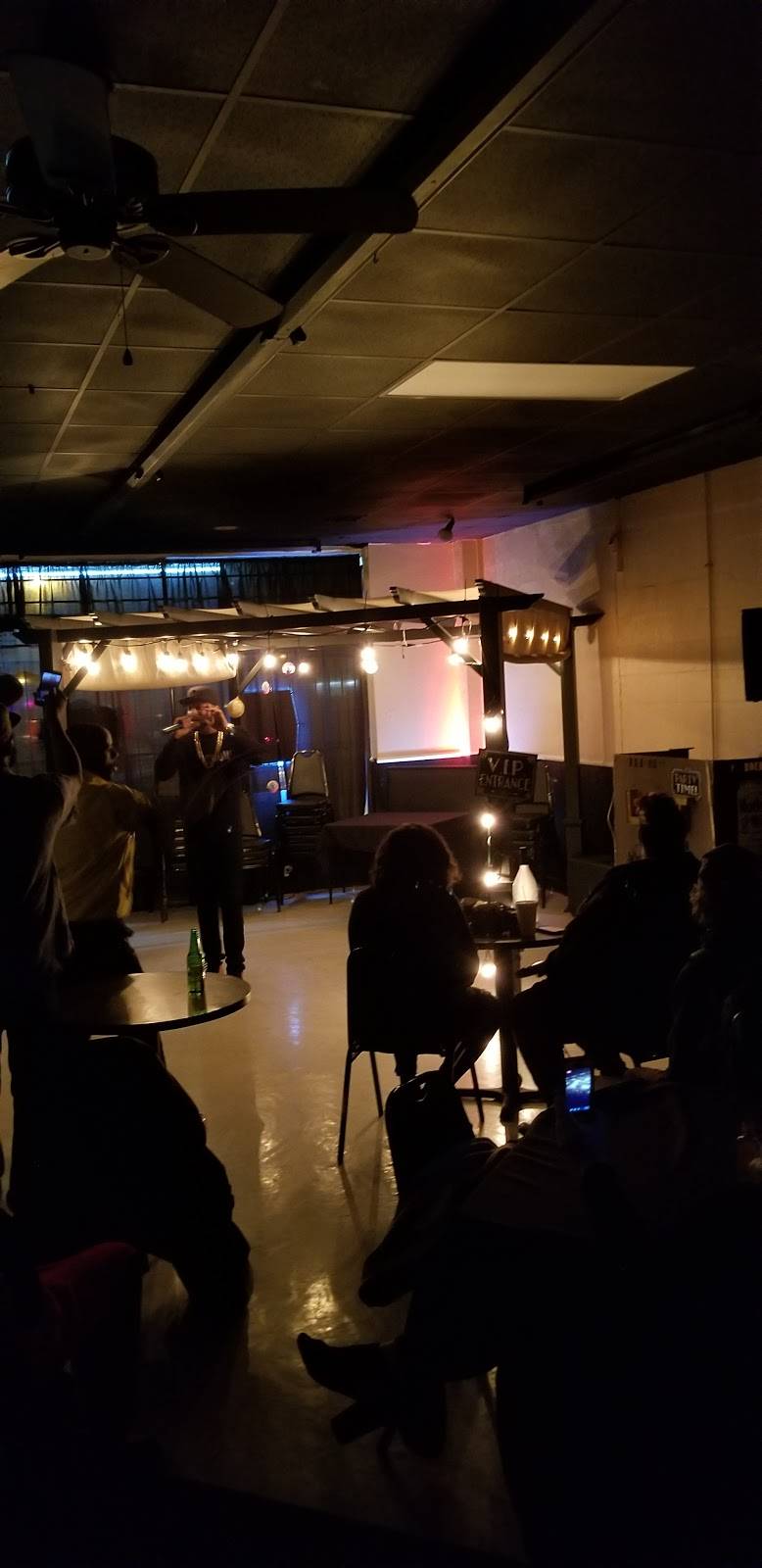 Frank Niddys Music & Comedy Club | restaurant | 5044 Poplar Level Rd, Louisville, KY 40219, USA | 5029164482 OR +1 502-916-4482