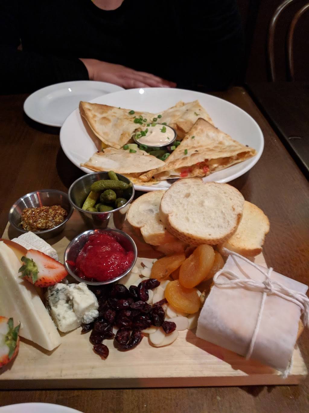 The Tavern on Broadway | restaurant | 16 Broadway, Newport, RI 02840, USA | 4016195675 OR +1 401-619-5675