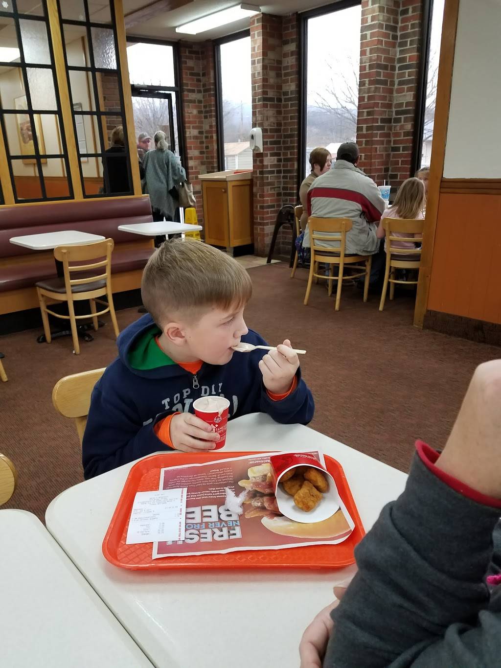 Wendys | restaurant | 415 Broad St, Elizabethton, TN 37643, USA | 4235432141 OR +1 423-543-2141