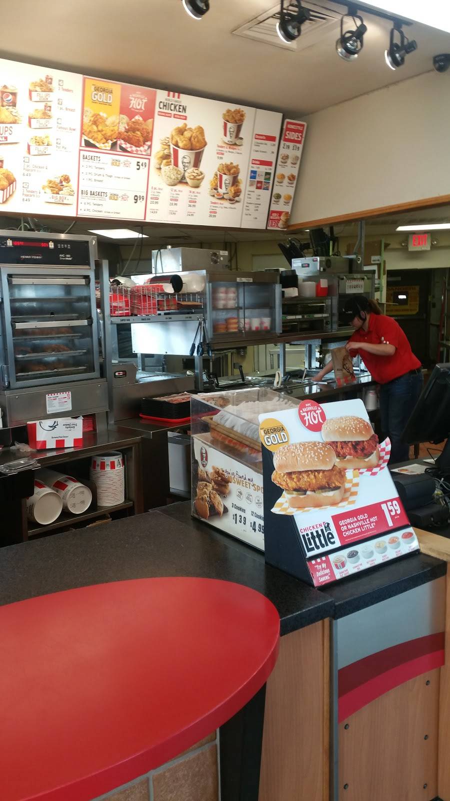 KFC | restaurant | 3000 Fort Campbell Blvd, Hopkinsville, KY 42240, USA | 2708867907 OR +1 270-886-7907