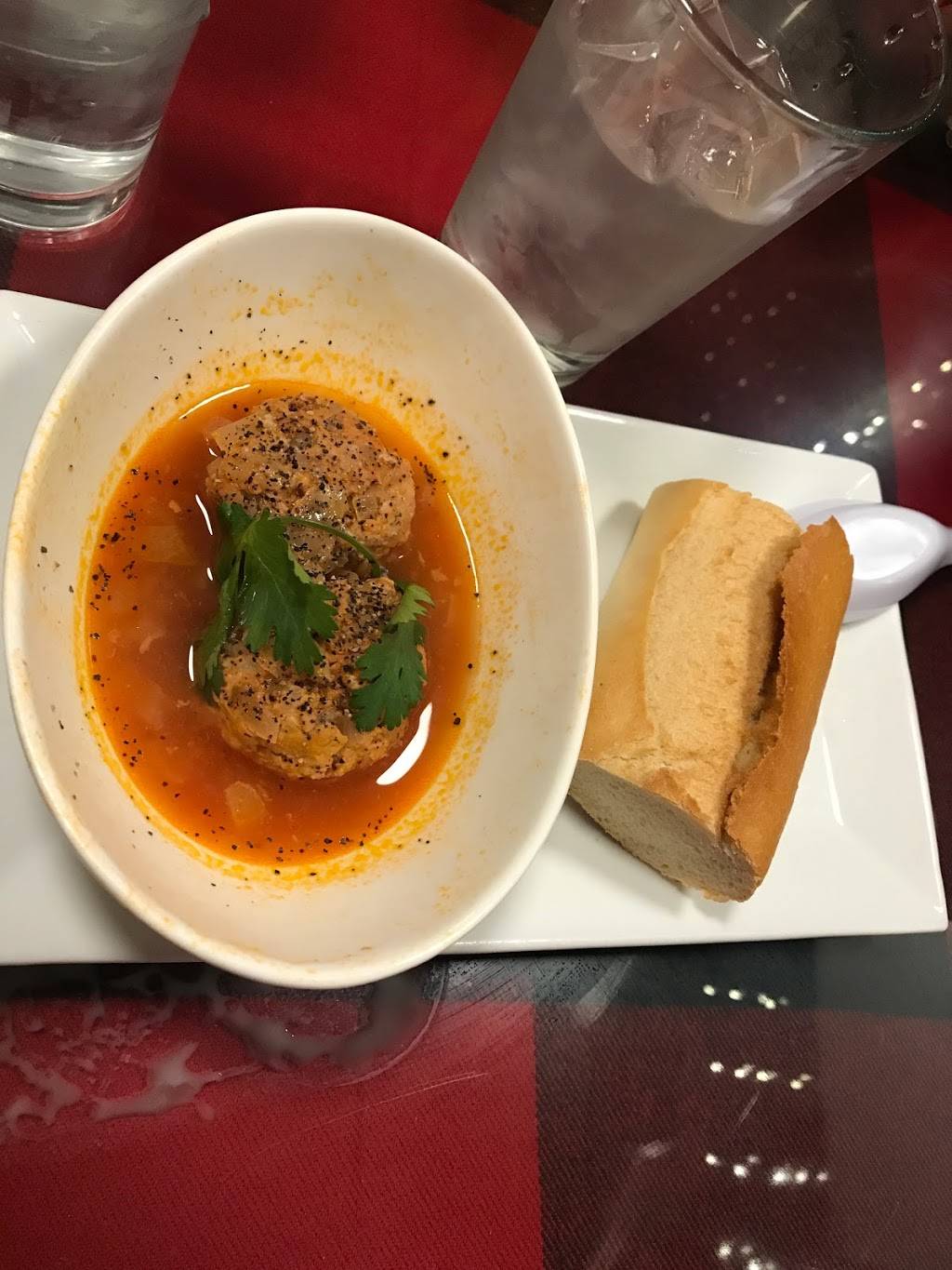 Pho Lucas | restaurant | 2915 W Cary St, Richmond, VA 23221, USA | 8042549588 OR +1 804-254-9588