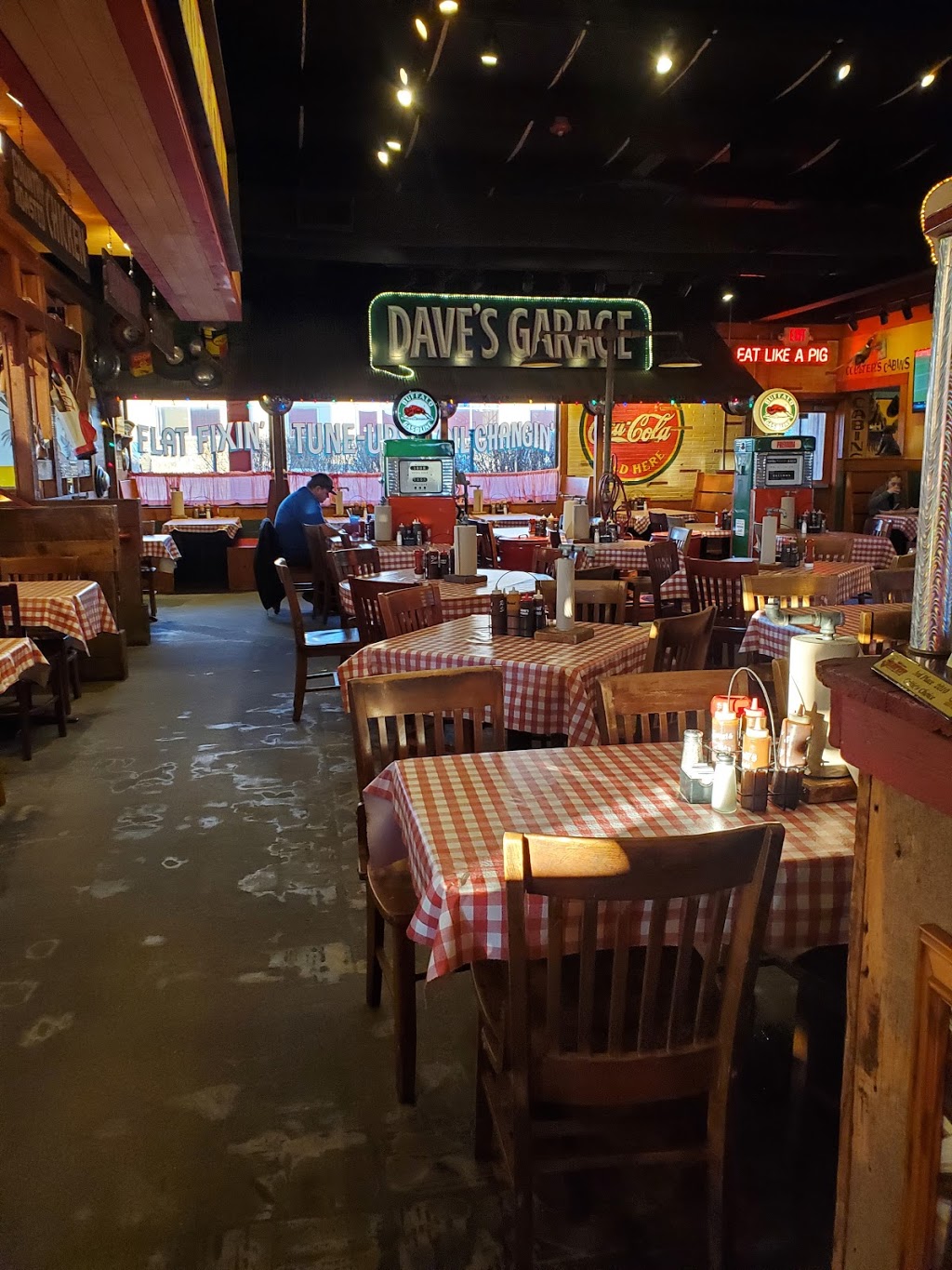 Famous Daves Bar-B-Que | meal takeaway | 2700 S Minnesota Ave, Sioux Falls, SD 57105, USA | 6053348800 OR +1 605-334-8800