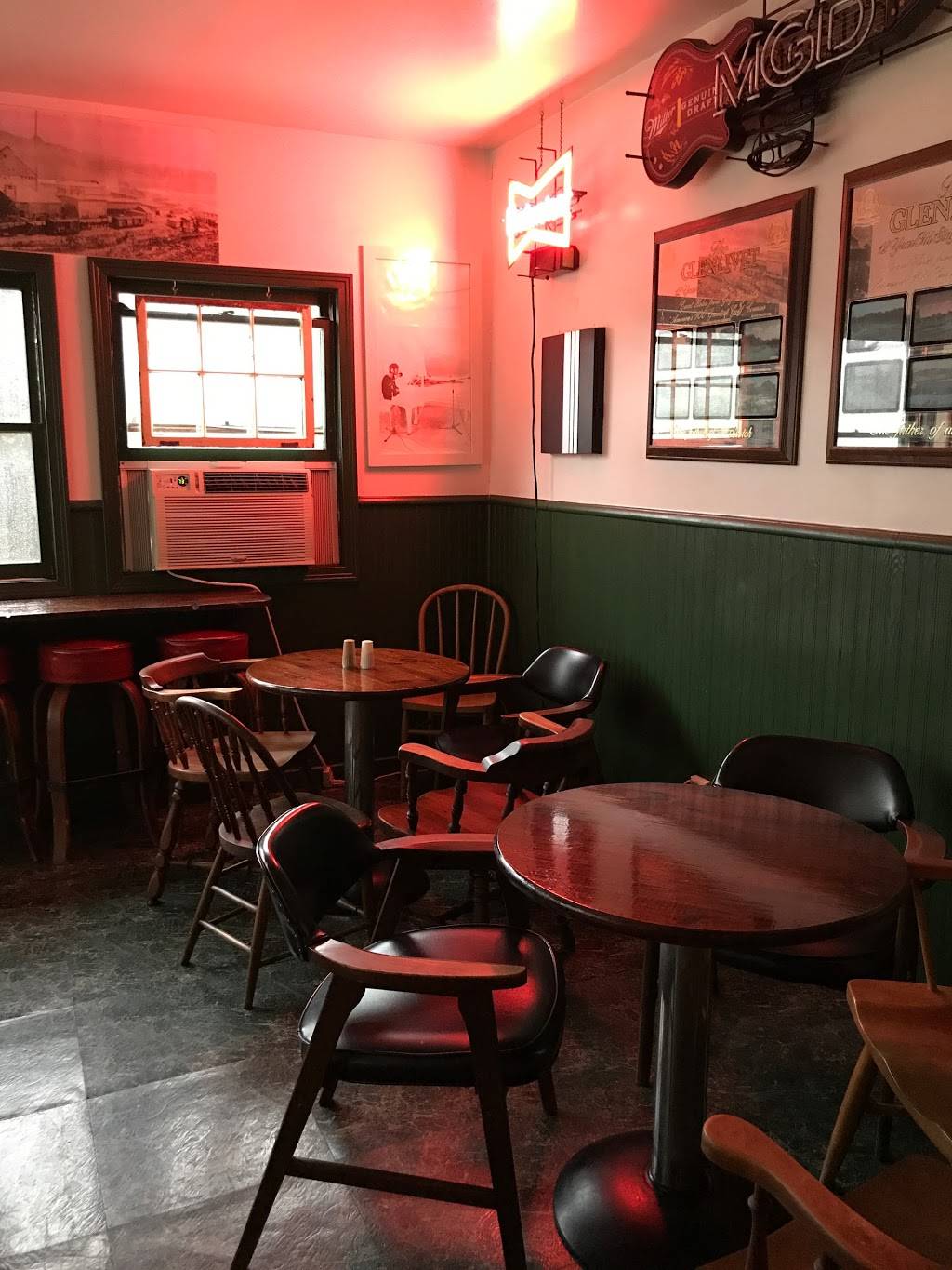 Anton’s Saloon | restaurant | 26320 County Hwy W, Benton, WI 53803, USA | 6089654881 OR +1 608-965-4881