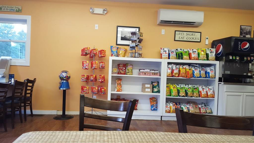 Fryes Store | restaurant | 1642 E Main St, Center Conway, NH 03813, USA | 6034472955 OR +1 603-447-2955