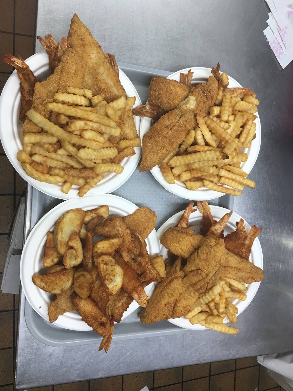 Charlies Restaurant And Bar | restaurant | 5711 Silver Hill Rd, District Heights, MD 20747, USA | 3015168787 OR +1 301-516-8787