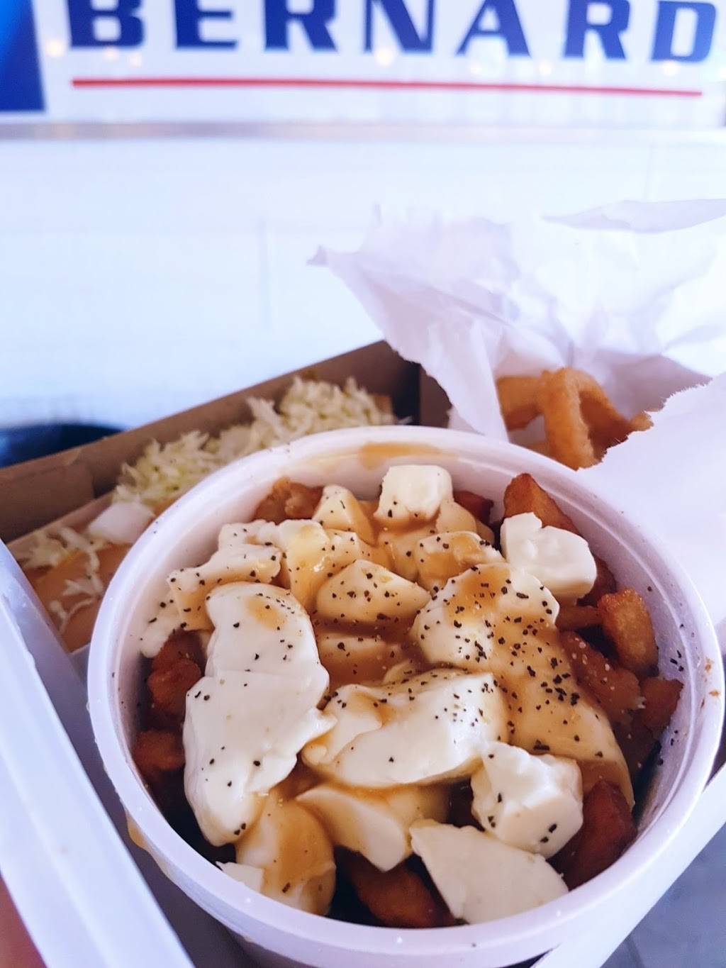 Cantine Bernard | restaurant | 1400 Boulevard Laurier, Sainte-Madeleine, QC J0H 1S0, Canada | 4507953200 OR +1 450-795-3200