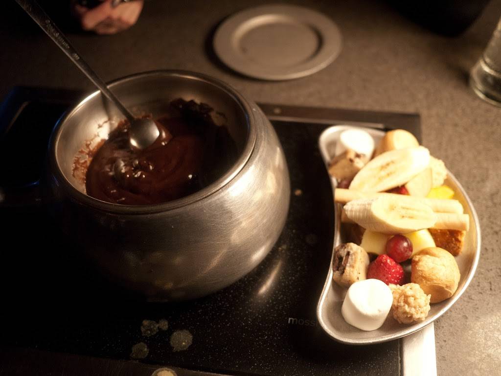 La Fondue | restaurant | 14550 Big Basin Way, Saratoga, CA 95070, USA | 4088673332 OR +1 408-867-3332