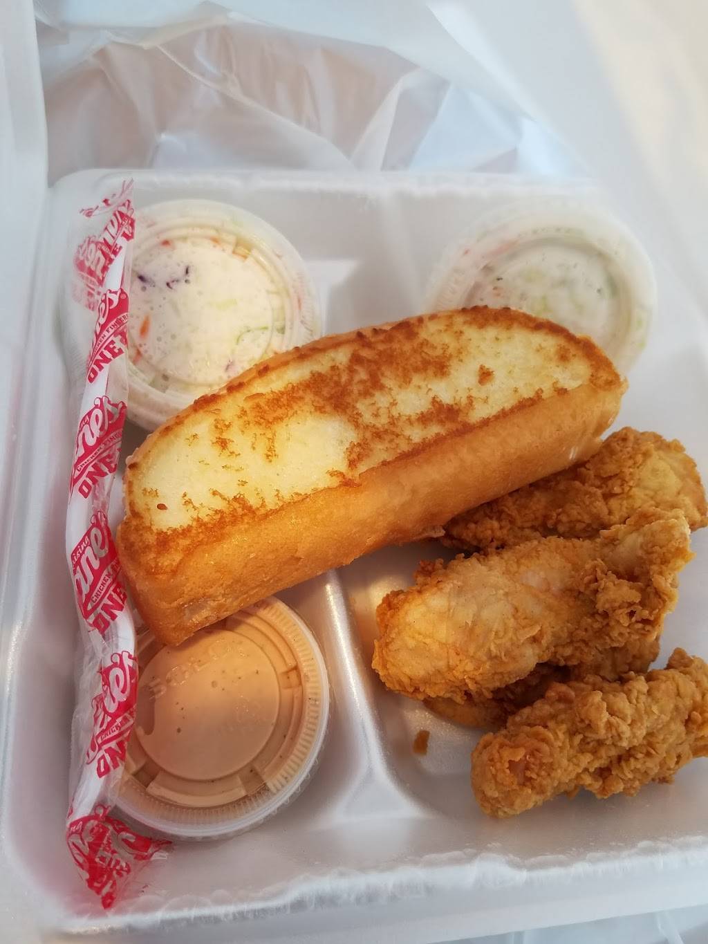 Raising Canes Chicken Fingers | meal takeaway | 9869 Colerain Ave, Cincinnati, OH 45251, USA | 5133702445 OR +1 513-370-2445