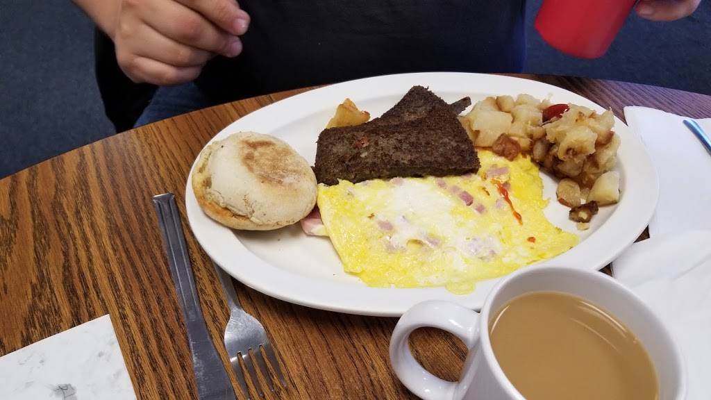 Moms Country Kitchen | restaurant | 470 S Commerce Ave # B, Front Royal, VA 22630, USA | 5406367441 OR +1 540-636-7441