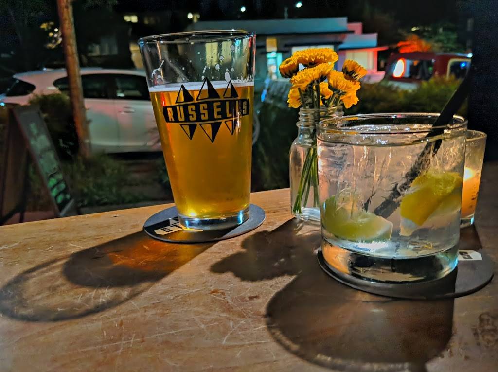 Russells Tavern | restaurant | 4111 Stone Way N, Seattle, WA 98103, USA | 2065471653 OR +1 206-547-1653