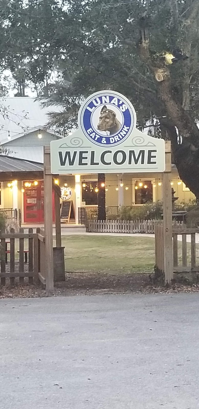 Lunas Eat & Drink | restaurant | 25689 Canal Rd Suite B, Orange Beach, AL 36561, USA | 2519805862 OR +1 251-980-5862