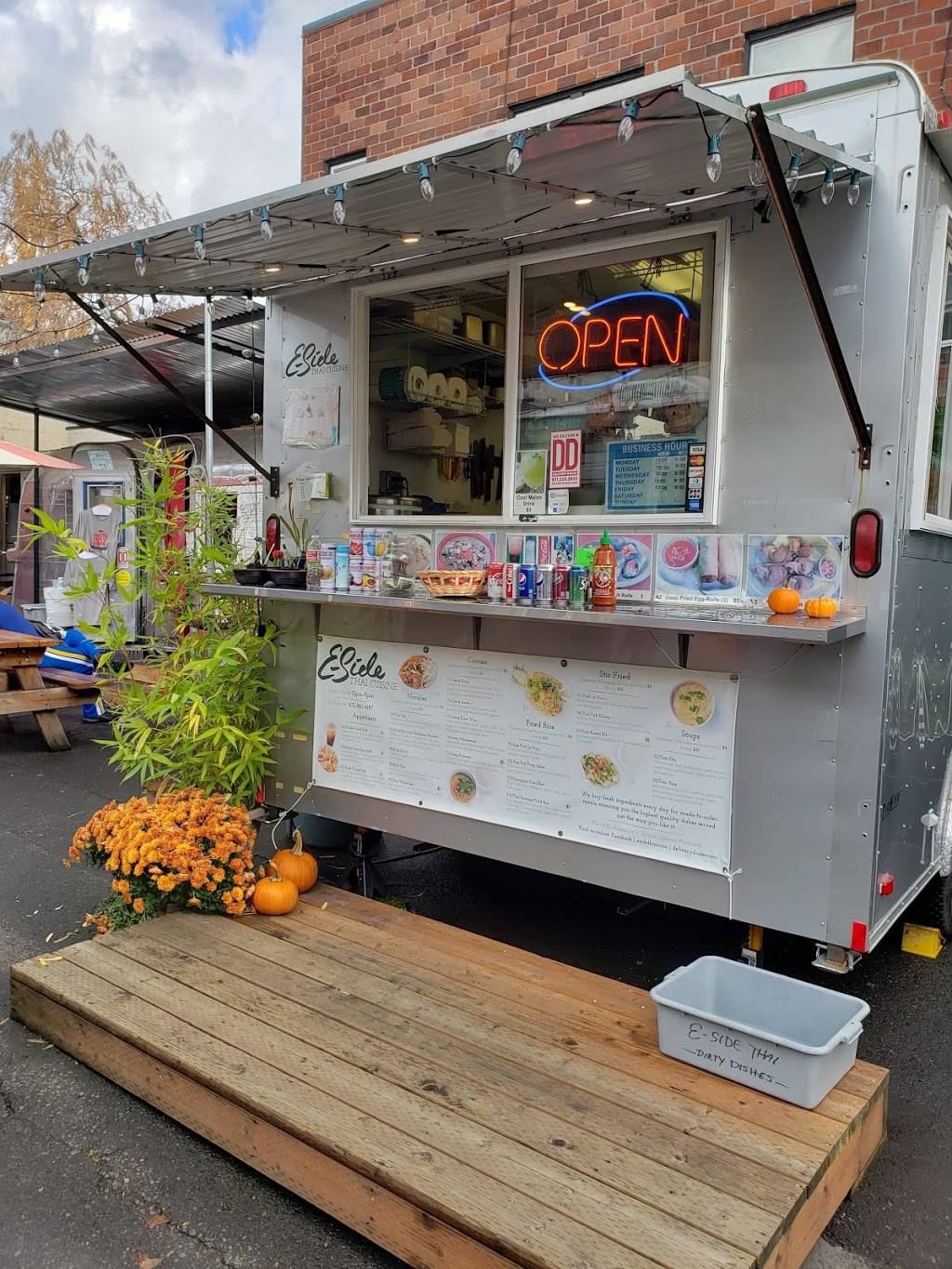 E-Side Thai Cuisine | restaurant | 4262 SE Belmont St, Portland, OR 97215, USA | 5033604187 OR +1 503-360-4187