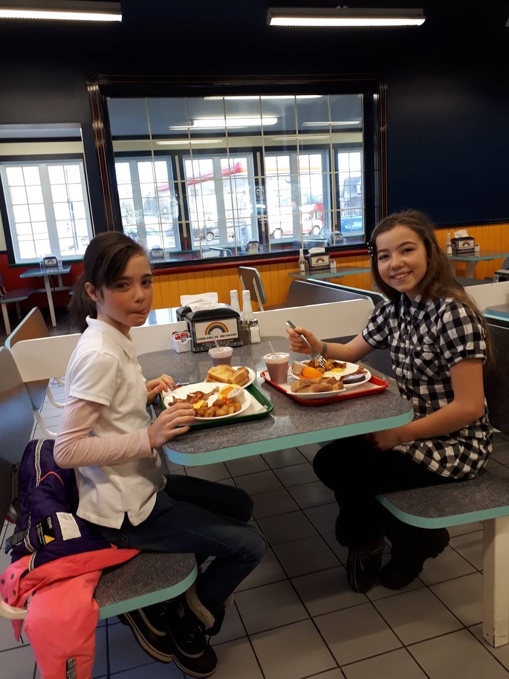 Casse-Croute Arc-en-Ciel | restaurant | 756 Boulevard des Laurentides, Piedmont, QC J0R 1K0, Canada | 4502273534 OR +1 450-227-3534