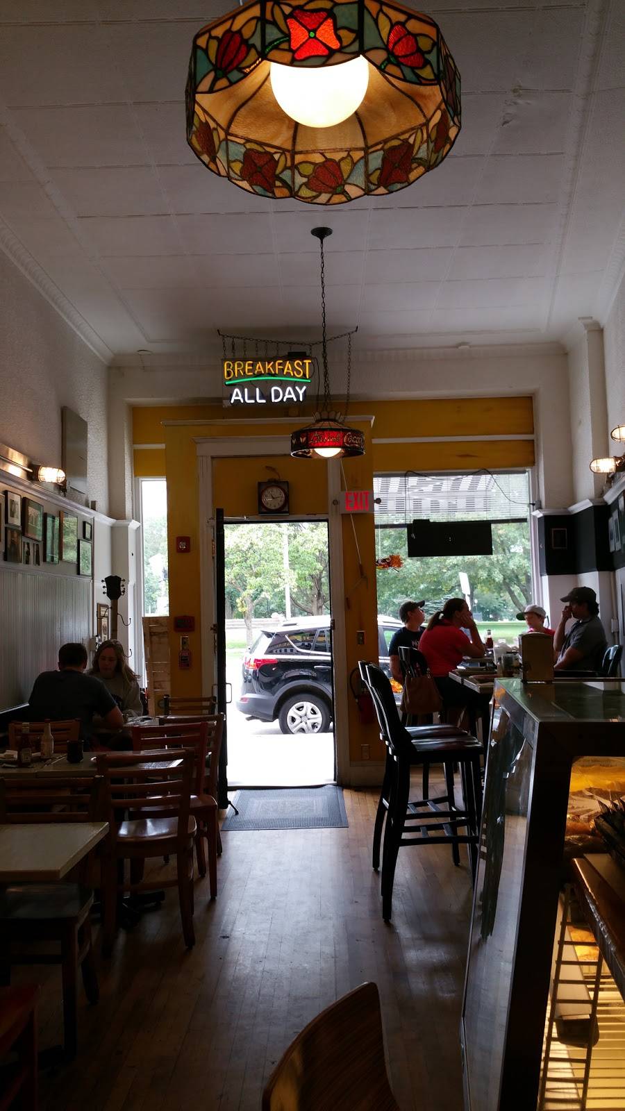 Leos Place Diner | restaurant | 655 Main St, Waltham, MA 02451, USA | 7817901373 OR +1 781-790-1373