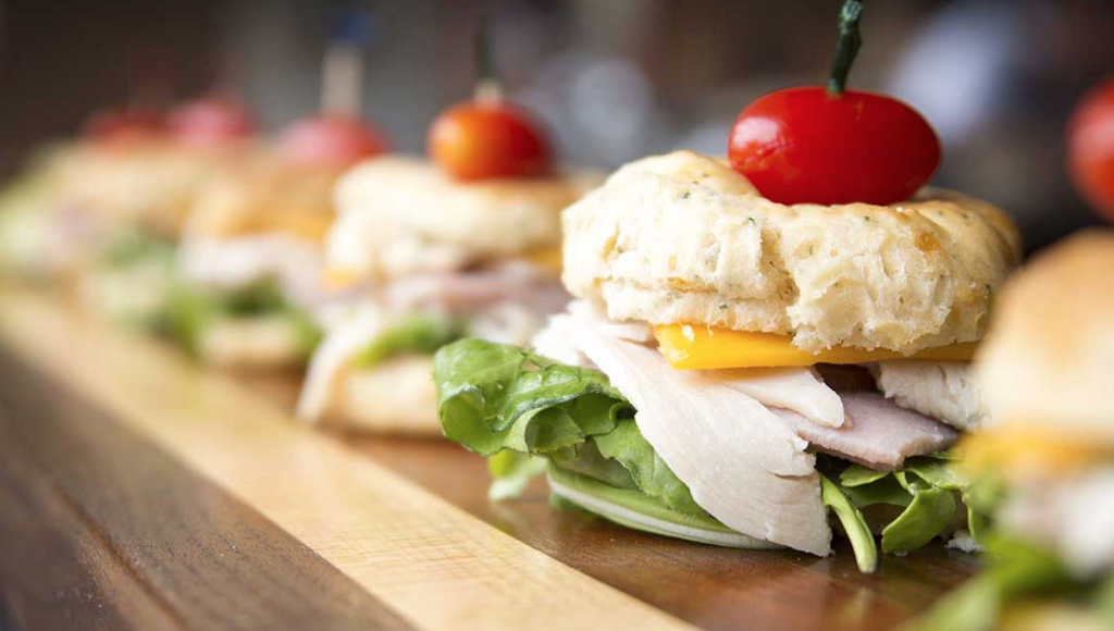 One Hot Mamas American Grille | restaurant | 1 Greenwood Dr Ste 7A, Hilton Head Island, SC 29928, United States | 8436826262 OR +1 843-682-6262