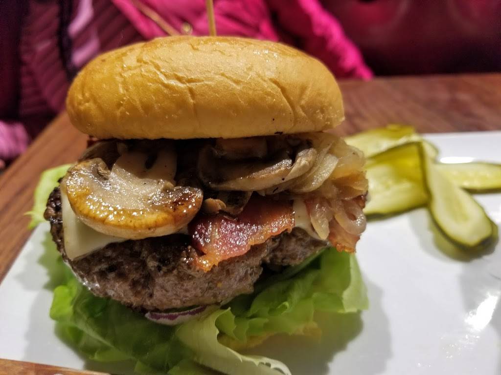 Maggie McFlys® Brookfield | restaurant | 3, 195 Federal Rd, Brookfield, CT 06804, USA | 2037757960 OR +1 203-775-7960