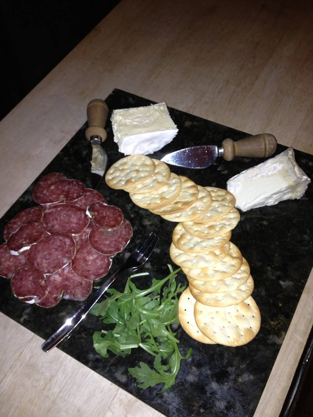 Dickens Street Public House at Four Farthings | night club | 2060 N Cleveland Ave, Chicago, IL 60614, USA | 7736616129 OR +1 773-661-6129