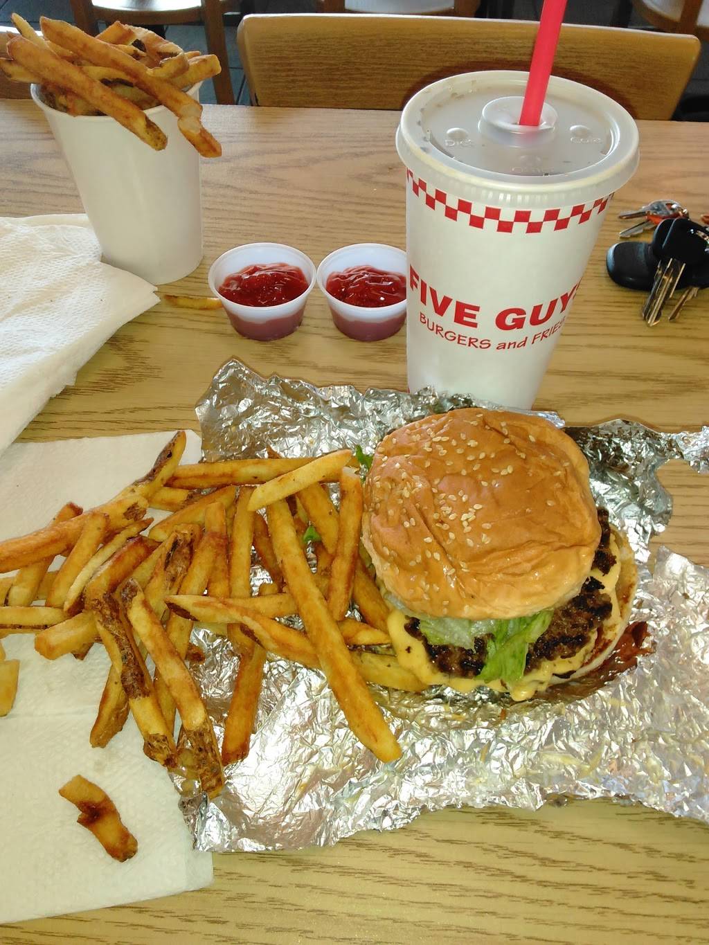 Five Guys | meal takeaway | 660 Merrill Rd, Pittsfield, MA 01201, USA | 4134995900 OR +1 413-499-5900