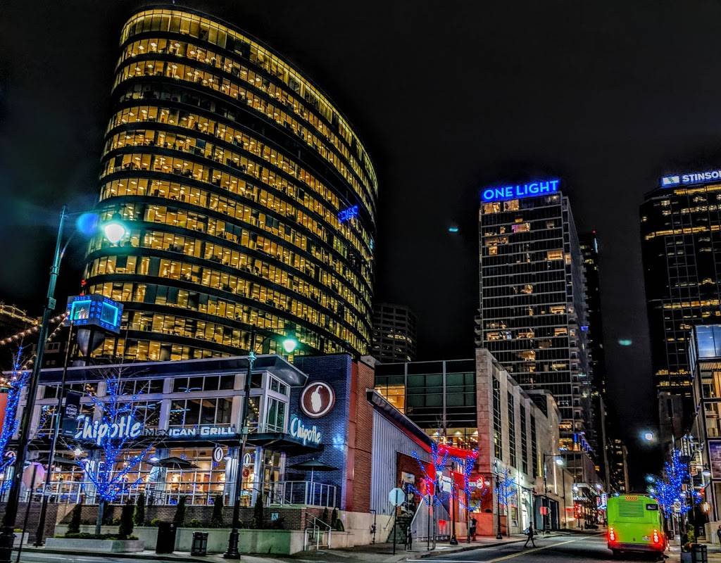 Chipotle Mexican Grill | restaurant | 1370 Walnut St, Kansas City, MO 64106, USA | 8164214342 OR +1 816-421-4342