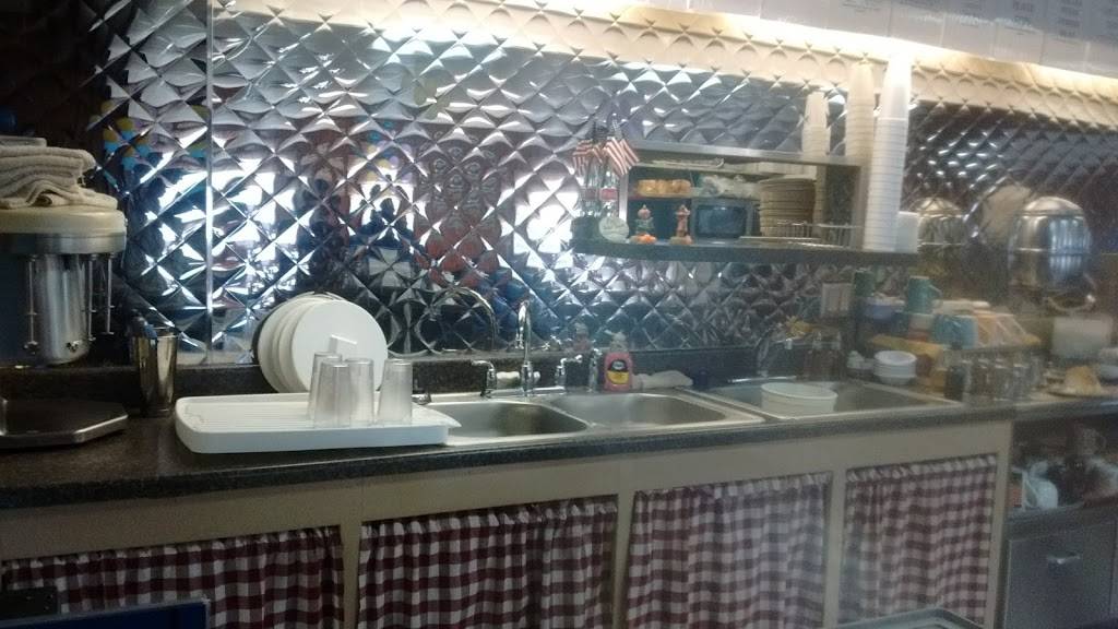 Pop Caseys | restaurant | 141 S Main St, Acushnet, MA 02743, USA | 5089958163 OR +1 508-995-8163