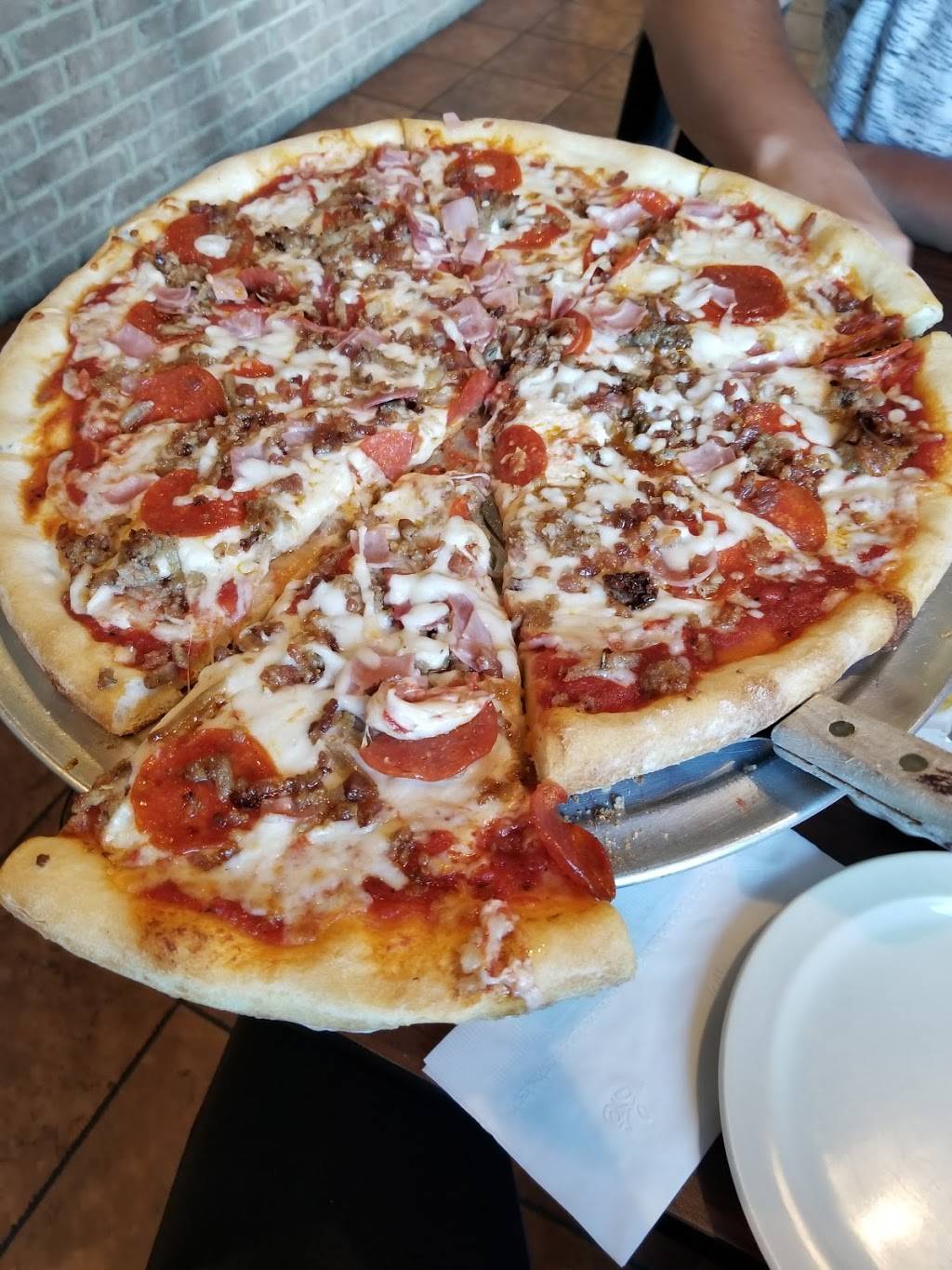 Lucas Italian Restaurant | restaurant | 932 Cycle Ln, South Hill, VA 23970, USA | 4344473211 OR +1 434-447-3211