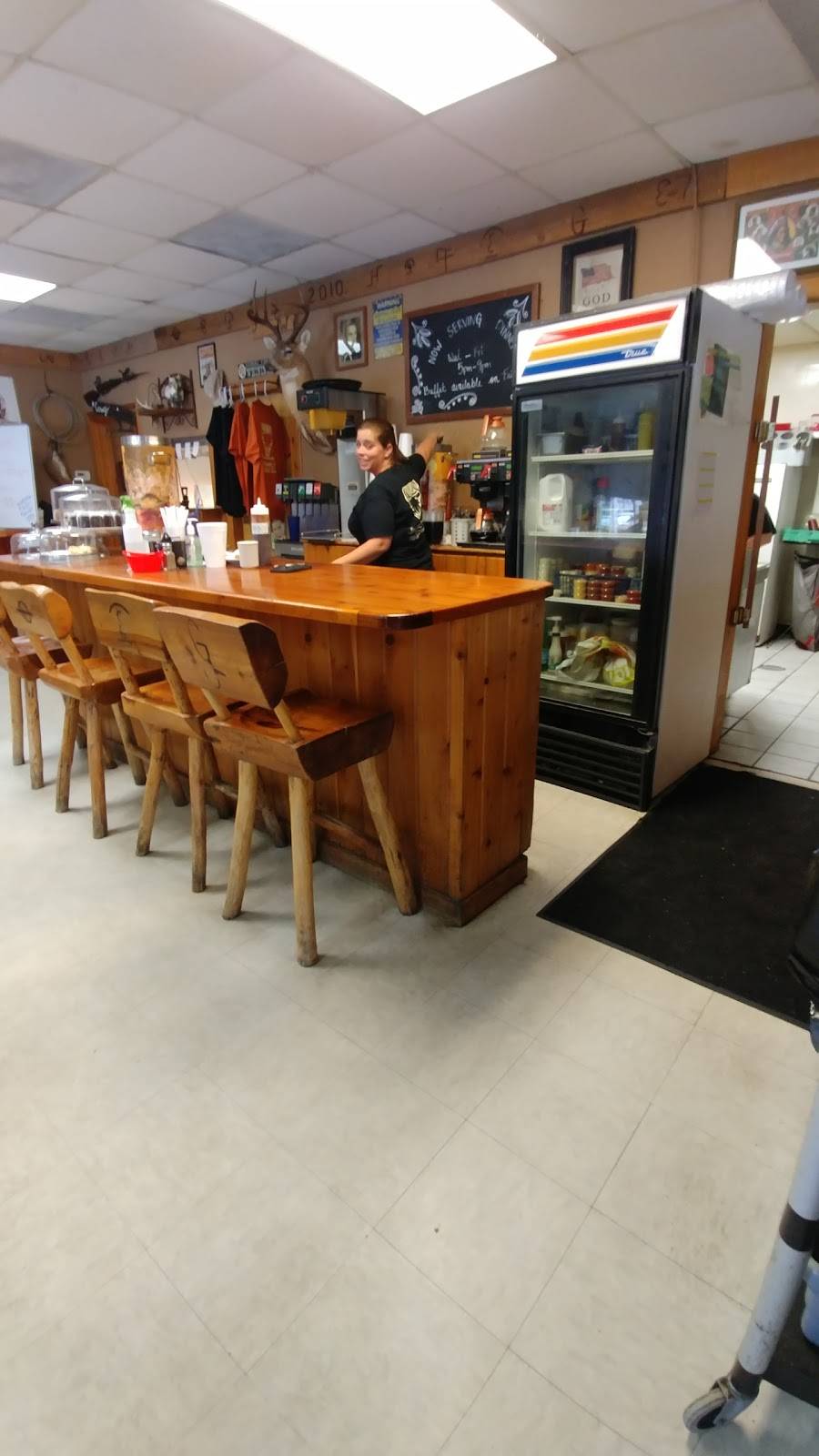 Crackers Cafe | restaurant | 15845 SW Warfield Blvd, Indiantown, FL 34956, USA | 7725973388 OR +1 772-597-3388