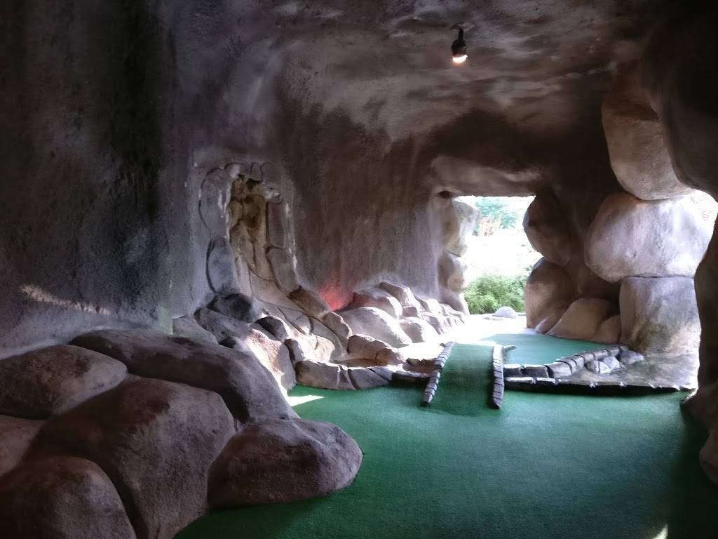 The Cove - Golf & Grill | restaurant | 386 State Rd, Vineyard Haven, MA 02568, USA | 5086932611 OR +1 508-693-2611