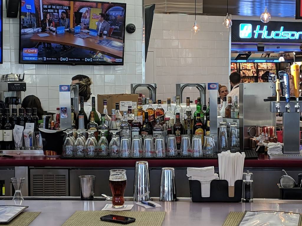 Legal Sea Foods | restaurant | 1 Harborside Drive Logan Airport, Terminal B Connector, Boston, MA 02128, USA | 8575743888 OR +1 857-574-3888