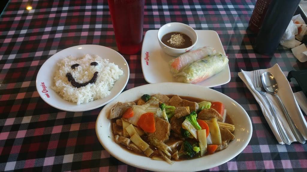 Pho Quyen | restaurant | 2740 E Fowler Ave, Tampa, FL 33612, USA | 8136323444 OR +1 813-632-3444