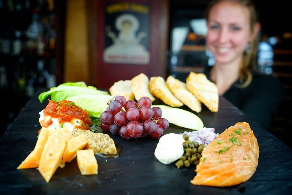 Caps On the Water | restaurant | 4325 Myrtle St, St. Augustine, FL 32084, USA | 9048248794 OR +1 904-824-8794