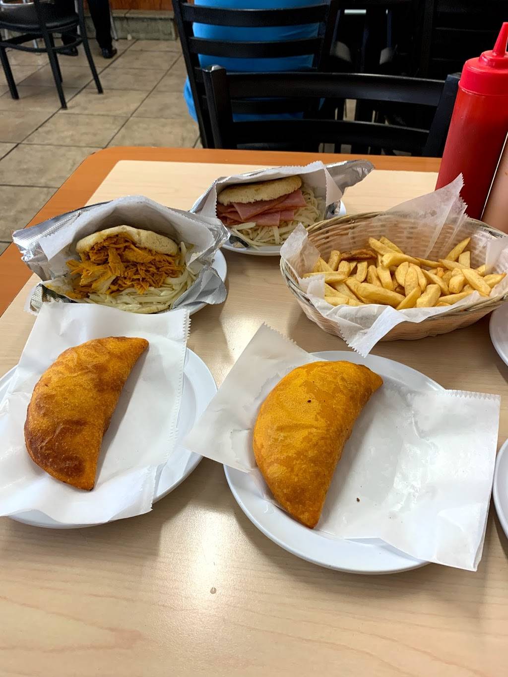 Dona Arepa Restaurant | restaurant | 3090 S Jog Rd, Greenacres, FL 33467, USA | 5613288790 OR +1 561-328-8790