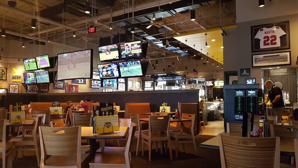 Buffalo Wild Wings | restaurant | 2055 Badlands Dr, Brandon, FL 33511, USA | 8135711045 OR +1 813-571-1045