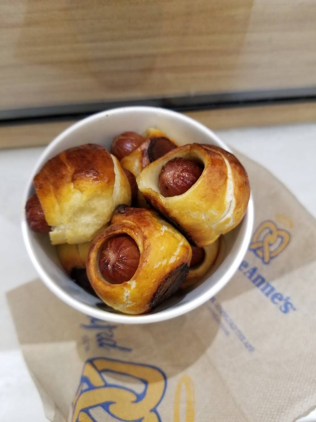 Auntie Annes | cafe | 574 Memorial City Mall, Houston, TX 77024, USA | 8323588888 OR +1 832-358-8888