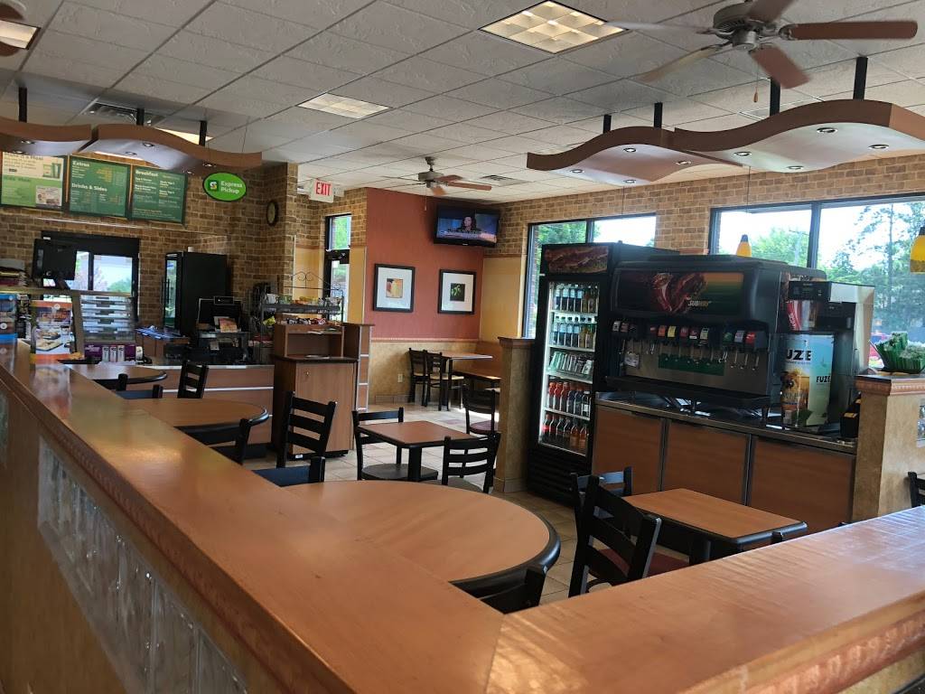 Subway | restaurant | 601 Lakeshore Dr, Weyauwega, WI 54983, USA | 9208672488 OR +1 920-867-2488