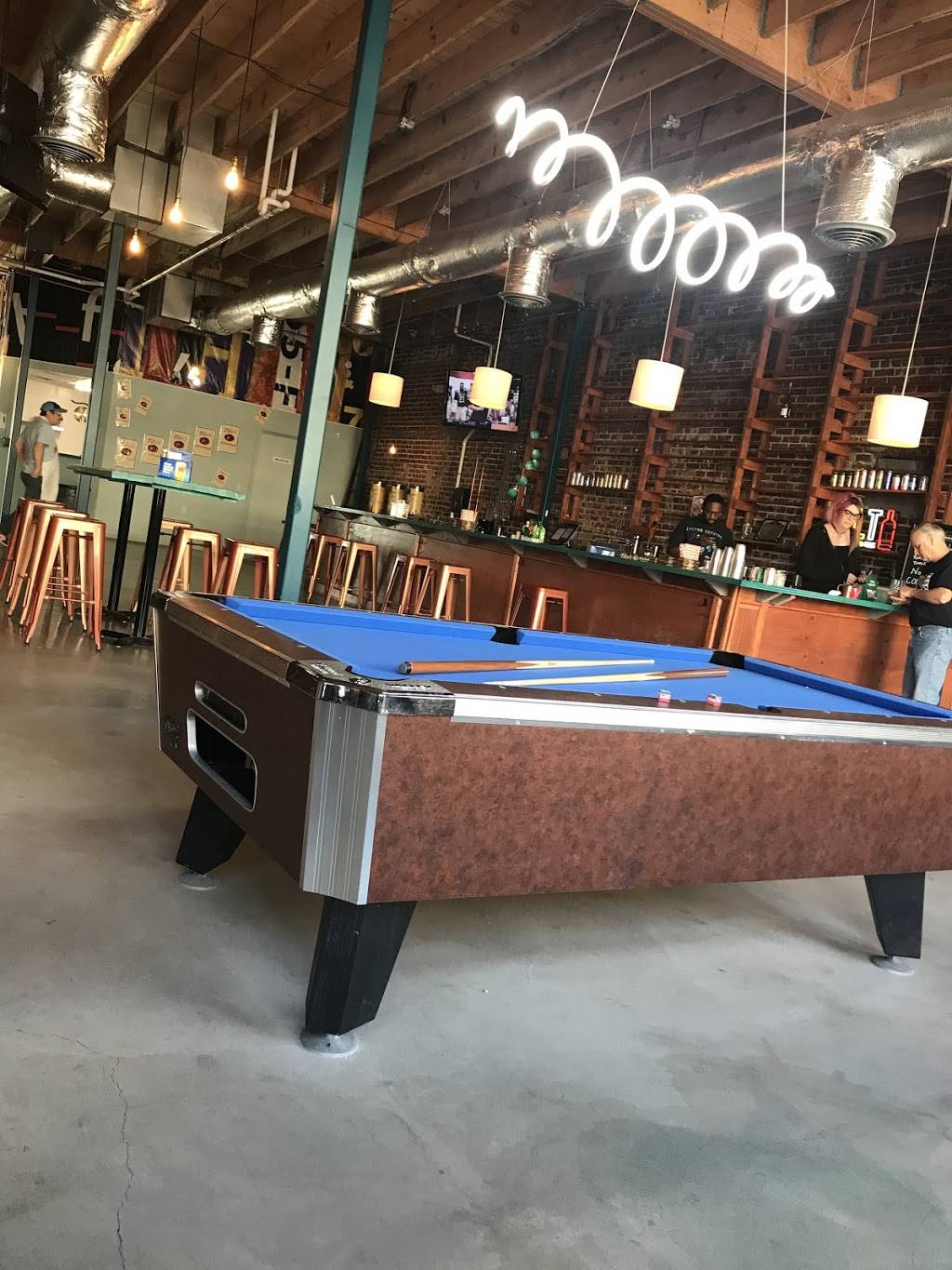 The Doghouzz | restaurant | 1349 Autumn Ave, Memphis, TN 38104, USA | 9012077770 OR +1 901-207-7770