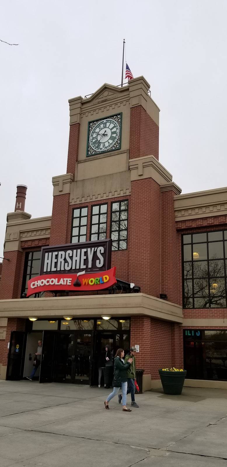 Houlihans | restaurant | 27 W Chocolate Ave, Hershey, PA 17033, USA | 7175343110 OR +1 717-534-3110