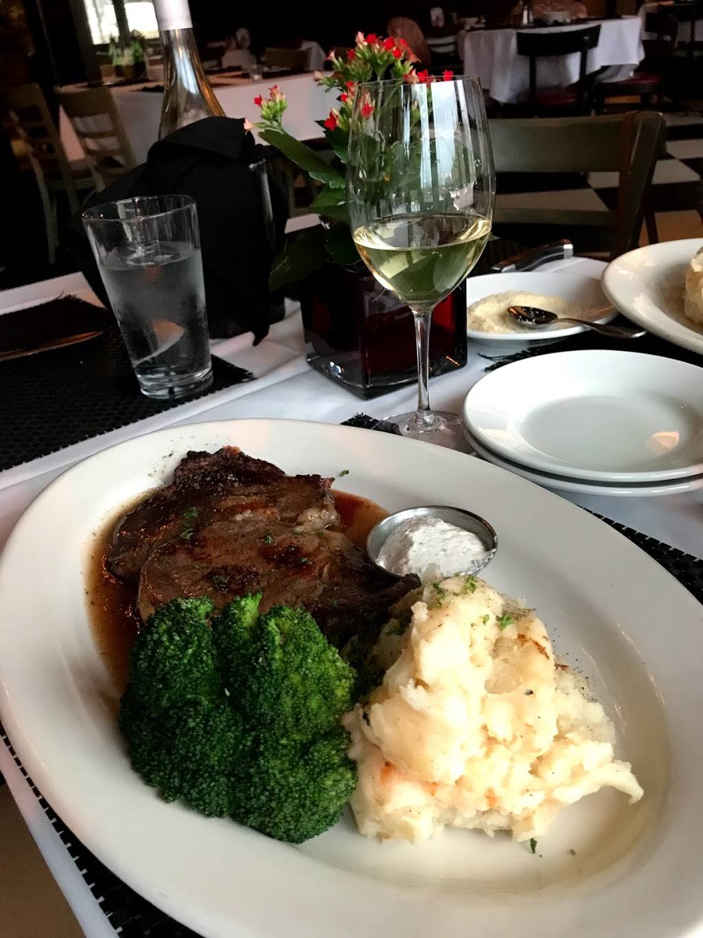 DAmatos Restaurant | restaurant | 222 Sherman Dr, Royal Oak, MI 48067, USA | 2485847400 OR +1 248-584-7400