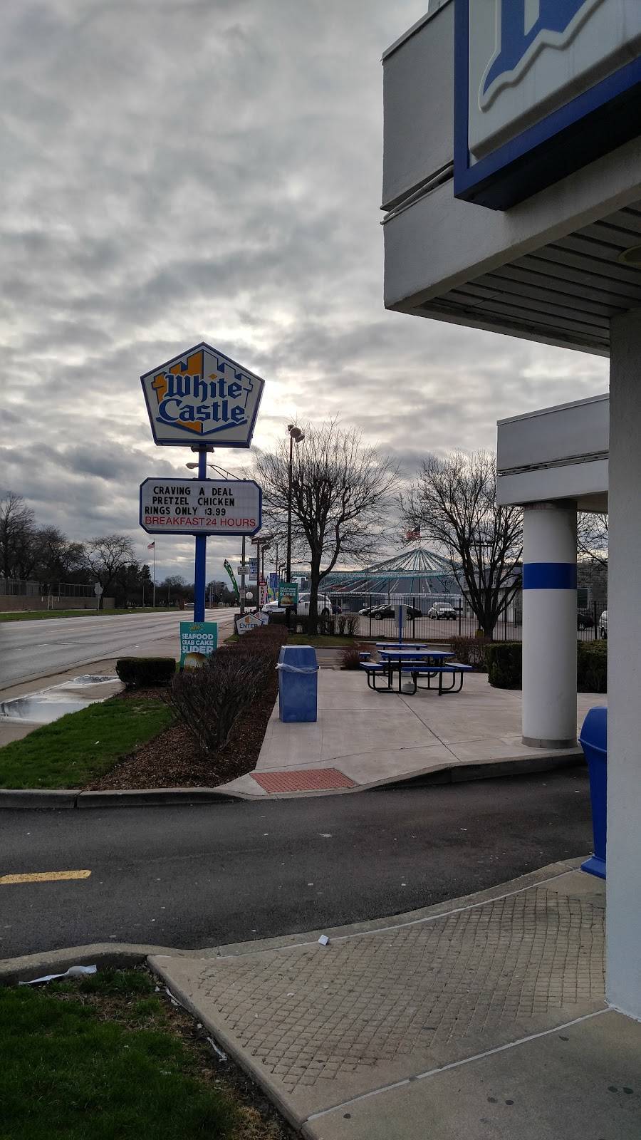 White Castle | restaurant | 211 Roosevelt Rd, Maywood, IL 60153, USA | 7083452621 OR +1 708-345-2621