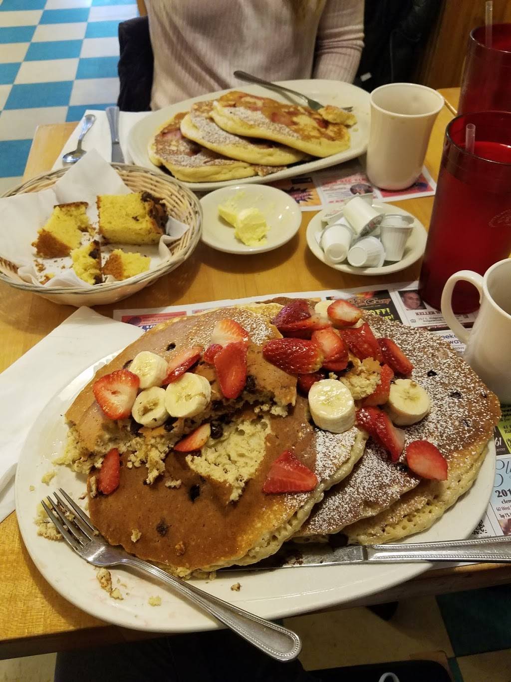 Country Pancake House | restaurant | 140 E Ridgewood Ave, Ridgewood, NJ 07450, USA | 2014448395 OR +1 201-444-8395