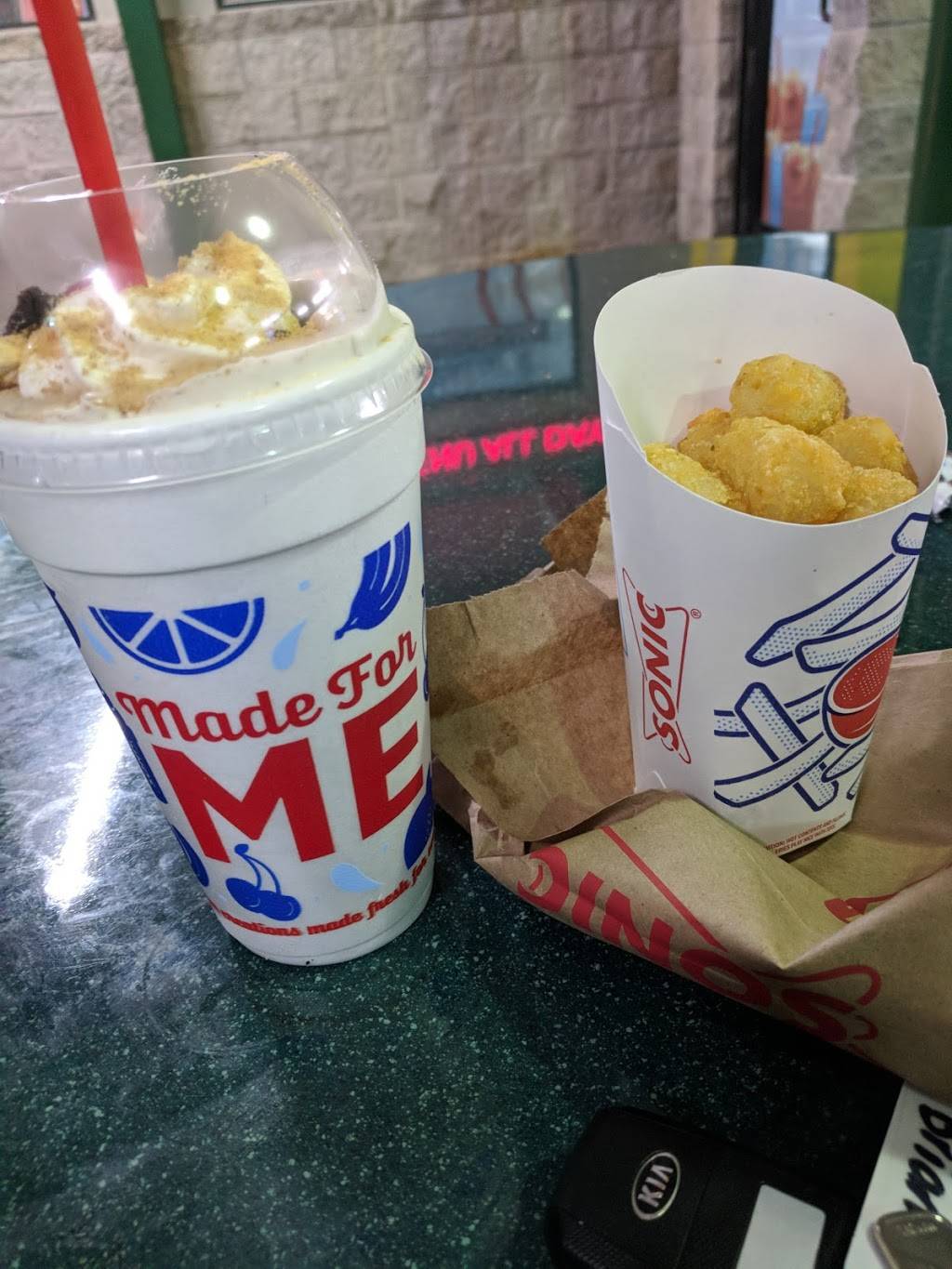 Sonic Drive-In | restaurant | 16525 Fishhawk Blvd, Lithia, FL 33547, USA | 8136625335 OR +1 813-662-5335